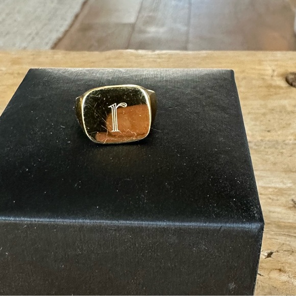 Pinky Signet ring. Lowercase initial R. - Picture 3 of 4